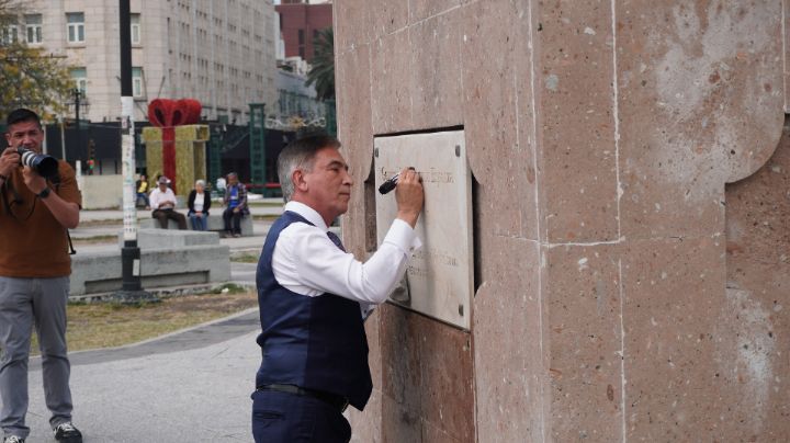 Acusa Aldo Fasci descuido de espacios públicos en Monterrey; limpia estatua de Juan Zuazua