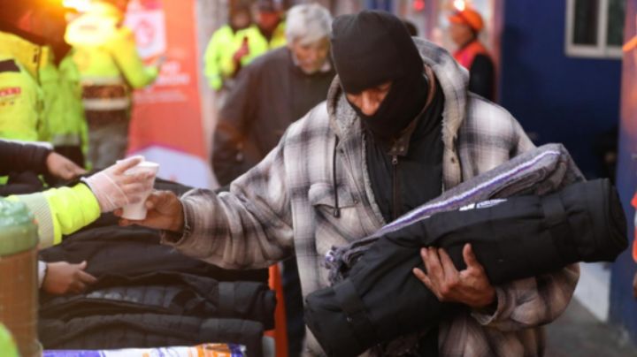 Entregan cobijas y chocolate caliente en Monterrey por frente frío 32