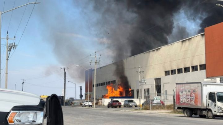 Se incendia fabrica en Escobedo; desalojan a 65 trabajadores