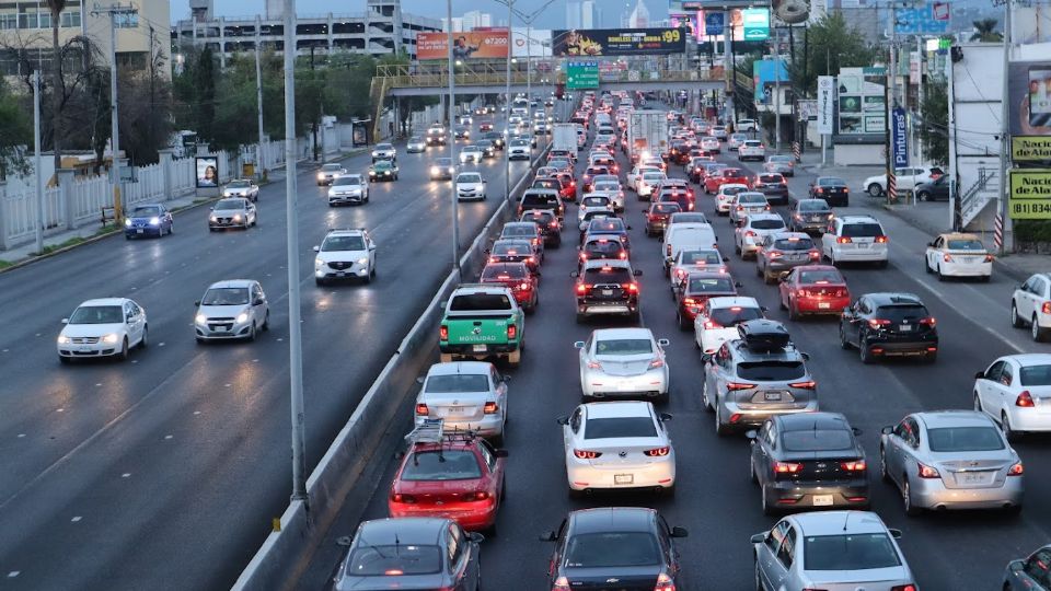 Los regios pierden en promedio entre 2.5 y 3 horas diarias en el tráfico