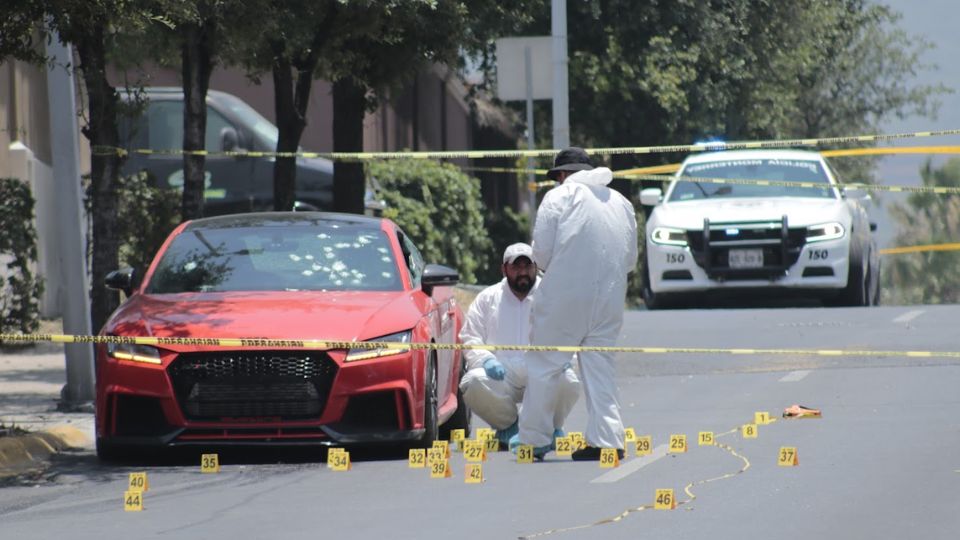 Peritos investigadores en escena del crimen