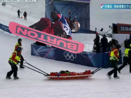 La subcampeona olímpica Liu Jiayu, retirada en camilla tras una fuerte caída en Milano-Cortina 2026