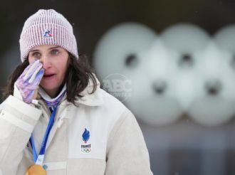 Julia Simon gana el oro olímpico en Milano-Cortina 2026 tras estafar a su selección