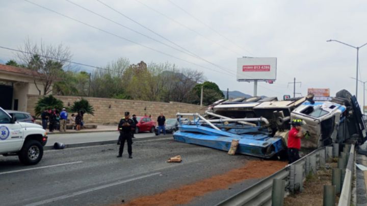 Choque entre camión y camioneta colapsa la Carretera Nacional, en Monterrey