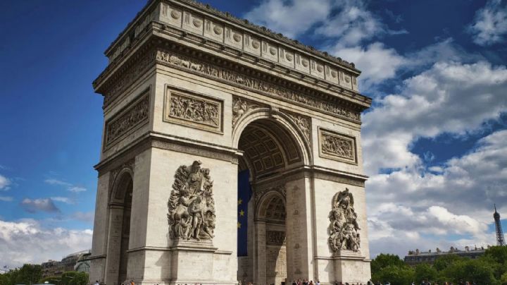 Policía mata a hombre armado con cuchillo en el Arco del Triunfo