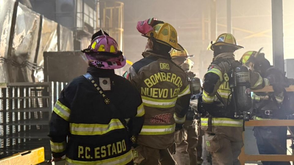 Una unidad de Protección Civil Nuevo León acudió al sitio tras recibir el aviso de un incendio.