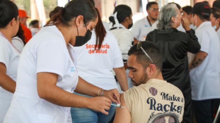 Abarrotan módulo de vacunación contra el sarampión en el Palacio de Gobierno