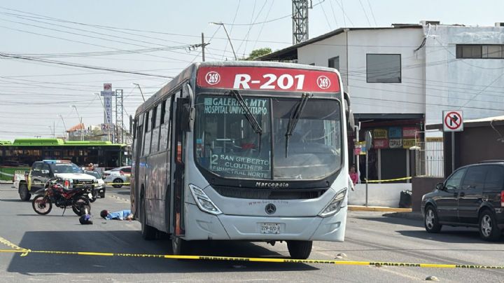 Muere copiloto de moto tras chocar contra camión urbano