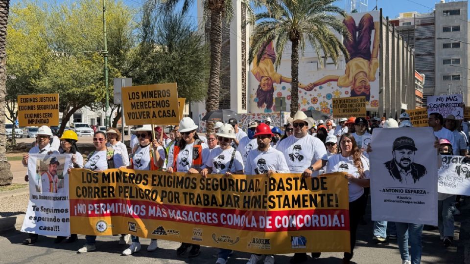 Mineros protestaron por justicia para sus compañeros desaparecidos.