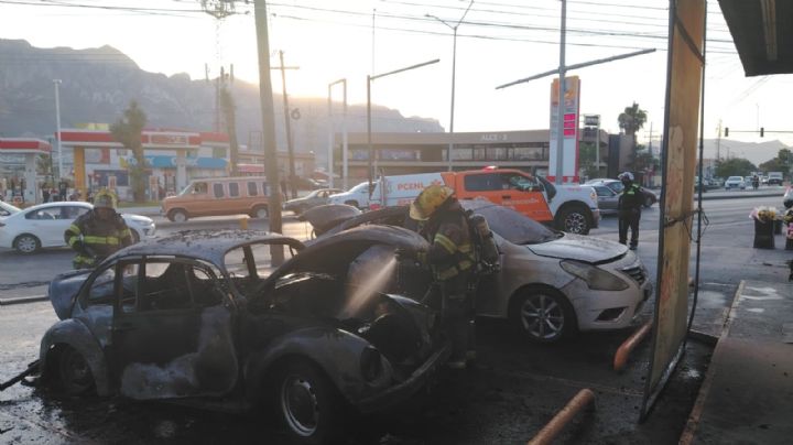 Fuego consume a dos vehículos en Santa Catarina