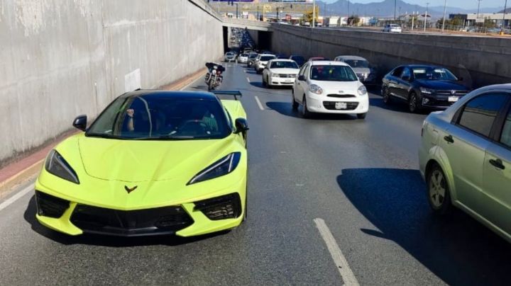 Corvette se queda sin gasolina y obstruye avenida Leones en Monterrey