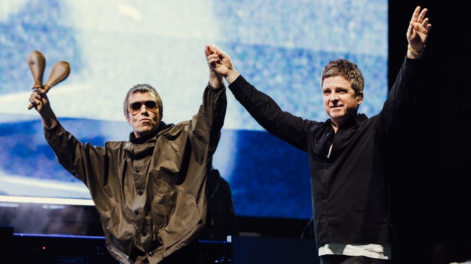 Liam (izq.) y Noel Gallagher, líderes de Oasis | Facebook / Oasis