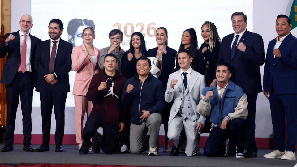 La presidenta de México, Claudia Sheinbaum (cd), posa con un grupo de boxeadores durante una rueda de prensa este lunes en Palacio Nacional de Ciudad de México
