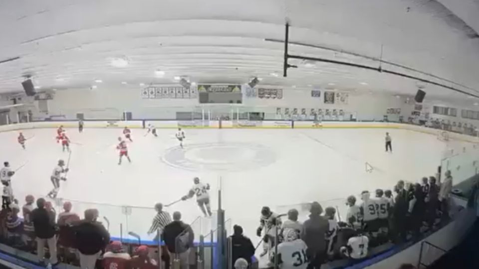 Momento del tiroteo en una pista de hielo de Pawtucket, en el estado de Rhode Island, Estados Unidos.
