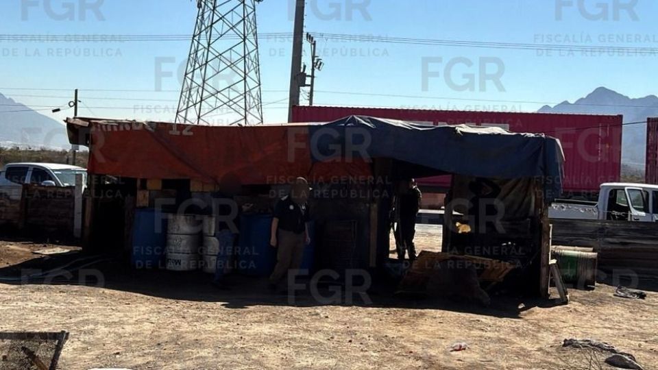 Autoridades federales aseguran 300 litros de combustible ilegal tras cateo en García.