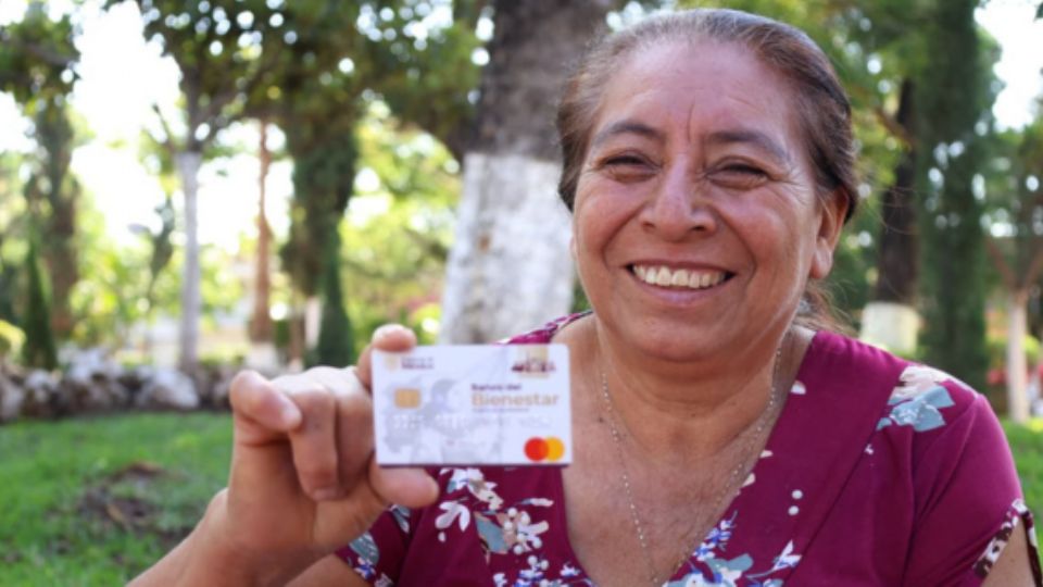 Tarjeta del Bienestar y beneficiaria.