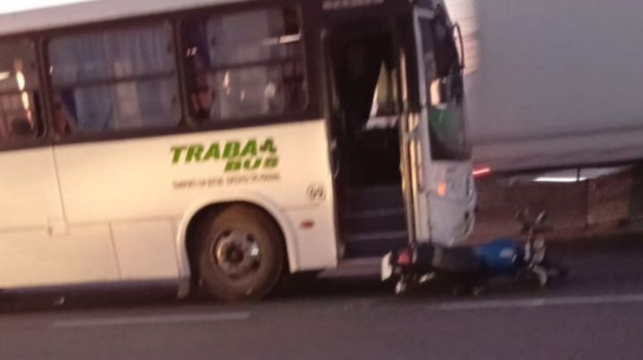 Transporte de personal arrolla a motociclista en el Libramiento Noroeste