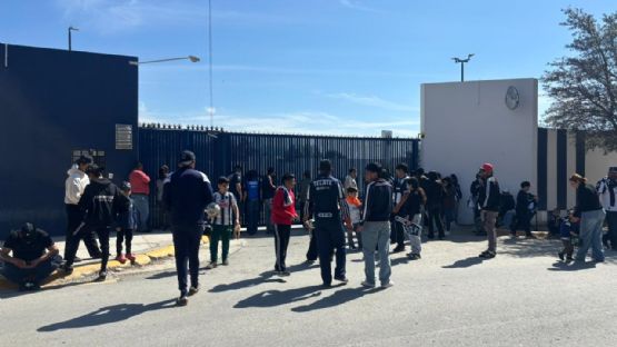 Aficionados de Rayados conviven con jugadores en El Barrial durante día festivo