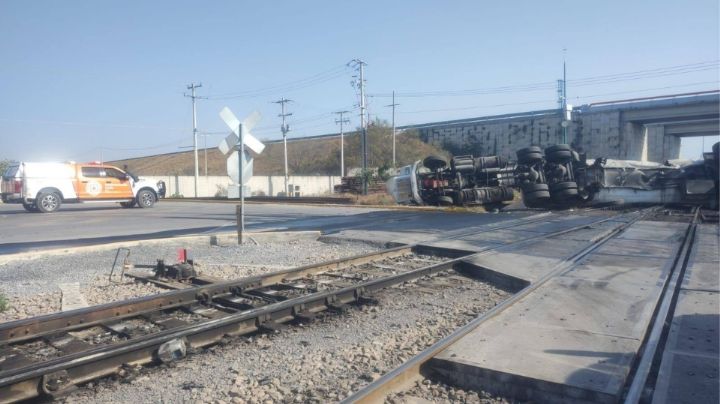 Impacta tren a pipa con 40 mil litros diésel en Escobedo