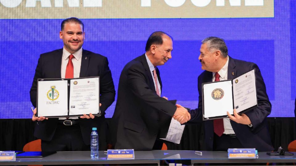 El fiscal general de Justicia de Nuevo León, Javier Flores Saldívar, y el rector de la UANL, Santos Guzmán López, firmaron el acuerdo.