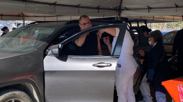 Abarrotan módulo Drive Thru para recibir la vacuna contra el sarampión en Guadalupe