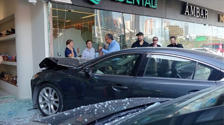 Confunde pedales y estrella camioneta contra plaza comercial en San Pedro