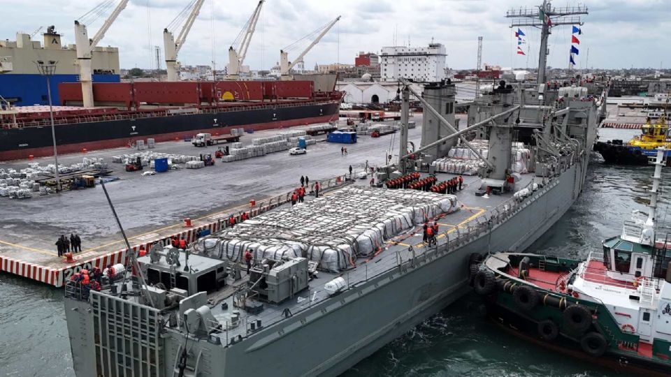 La ayuda humanitaria salió rumbo a Cuba desde el puerto de Veracruz.