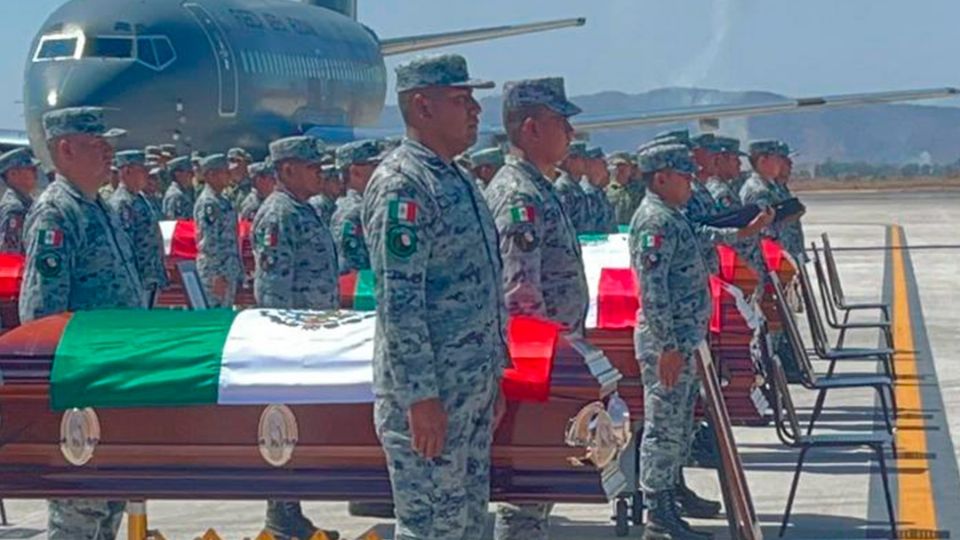 Con ceremonia militar despiden a elementos caídos en combate en Jalisco.
