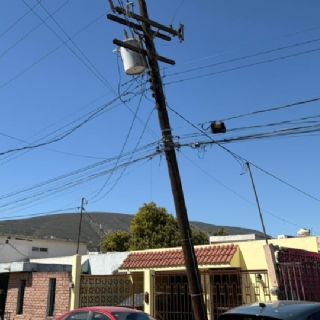 Vecinos de San Nicolás alertan por poste a punto de colapsar