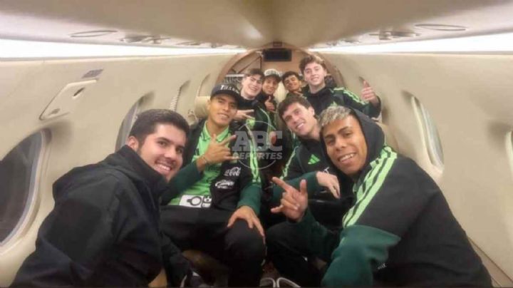 Regresan jugadores de Chivas a Guadalajara en avión privado tras juego con el 'Tri'