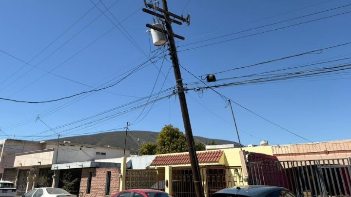 Vecinos de San Nicolás alertan por poste a punto de colapsar