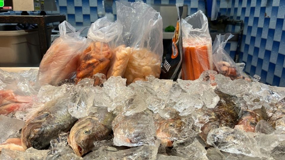 Mojarra, camarón y capirotada conquistan la Cuaresma en el Mercado Juárez con precios accesibles.