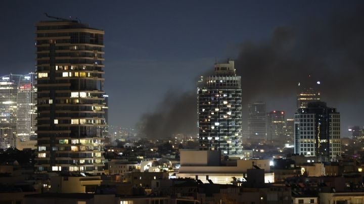 Celebran iraníes desde las ventanas muerte de Jameneí