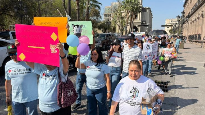 'Raras pero no invisibles': Monterrey se pinta de colores por el Día Mundial de las Enfermedades Raras