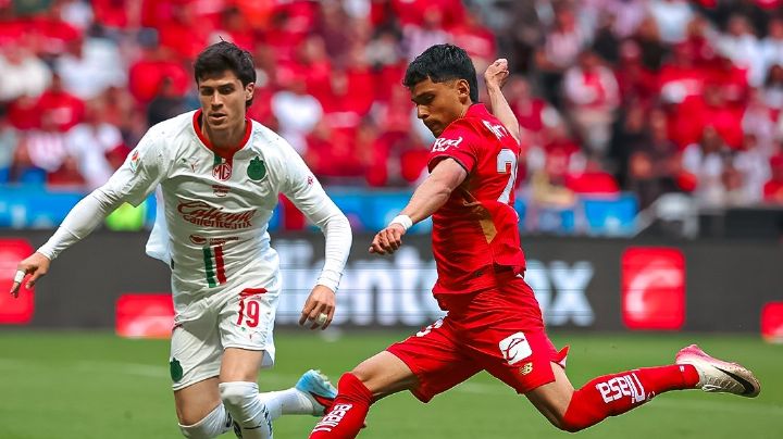 Toluca le arrebata el liderato a Chivas tras imponerse 2-0 en el Nemesio Diez