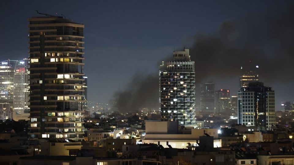 Celebran iraníes desde las ventanas muerte de Jameneí.