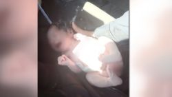 No alcanza a llegar al hospital y da a luz en estación de policía