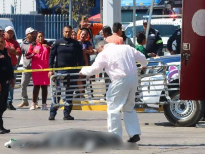 Camión de la Guardia Nacional ignora semáforo y arrolla a motociclistas en Ecatepec: un muerto