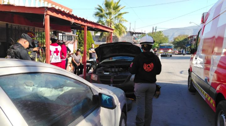 Hombre muere aplastado mientras reparaba camioneta en Monterrey