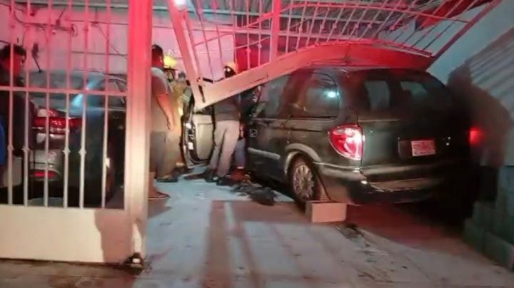 Hombre confunde pedales y choca su carro contra su propio domicilio en Guadalupe