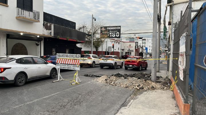 Cierran carriles en el centro de Monterrey por reparaciones de Agua y Drenaje