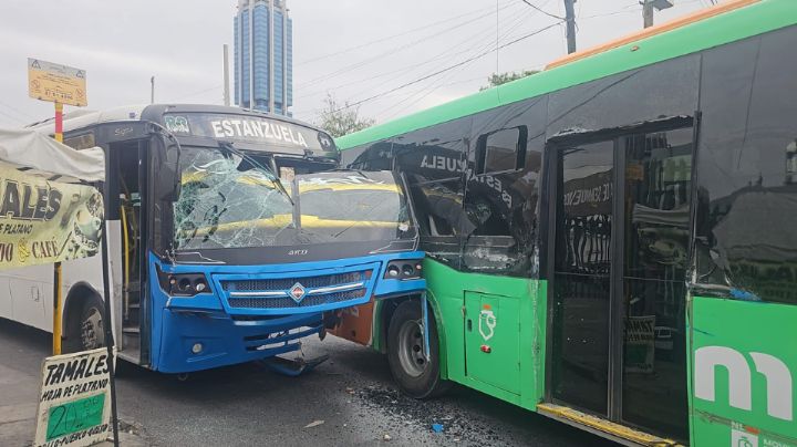 Chocan camiones urbanos en la colonia Independencia, en Monterrey