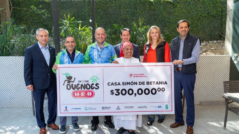 Organizadores de la Carrera Duendes entregan donativo a Casa Simón de Betania.
