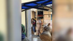 Confunden a hombre con ladrón en el centro de Monterrey: lo golpean y amarran a un poste