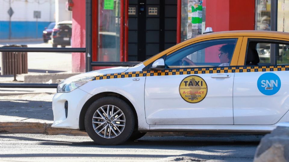 Los taxistas afirman que, al no contar con taxímetros actualizados, optan por realizar cobros de manera verbal antes de iniciar los trayectos.