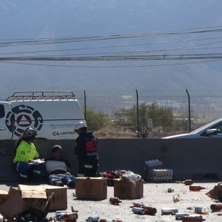 Vuelca camión con cargamento de cerveza y refrescos en San Pedro; hay un lesionado