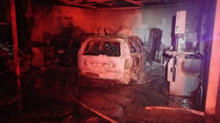 Se incendia taller y consume carro, monta cargas y lugar en Monterrey