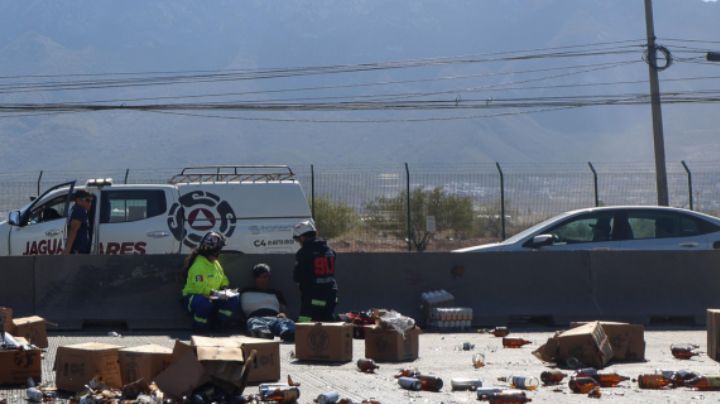 Vuelca camión con cargamento de cerveza y refrescos en San Pedro; hay un lesionado