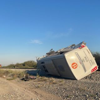 Choque entre camión de personal y tren deja 2 muertos