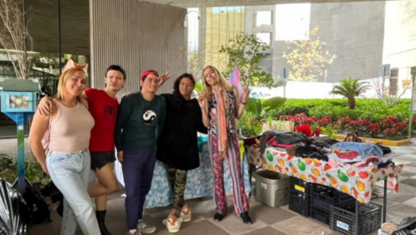 Activistas LGBTQ+ instalan mercado solidario frente al Congreso de Nuevo León